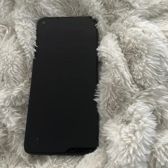 It’s blue and there’s absolutely no scratches . It’s still looks brand new .